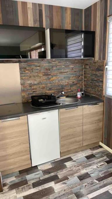 Studio En Residence La Baie De L Adon Сен-Жиль-Круа-де-Ви Экстерьер фото